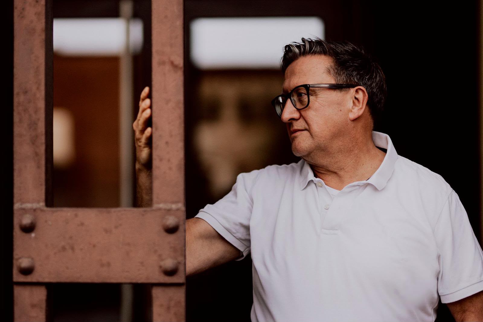 Dr. med. Martin Rummeny im weißen Polo am Tor